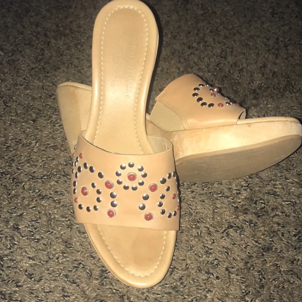 VERY CUTE DONALD J PLINER SLIDES